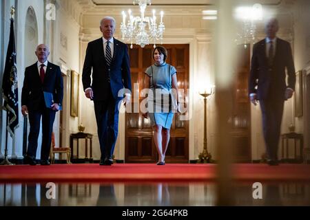 Washington, Usa. Juli 2021. Dem US-Präsidenten Joe Biden folgt Alejandro Mayorkas (L), Sekretär des Departements für innere Sicherheit, Und Tracy Renaud (R), kommissarischer Direktor der US-amerikanischen Staatsbürgerschaft- und Einwanderungsdienste (USCIS), als sie am Freitag, dem 2. Juli, zu einer Einbürgerungszeremonie im East Room des Weißen Hauses in Washington, DC, USA, eintreffen, 2021. Die Zeremonie soll die Bürger in den Vereinigten Staaten vor dem Unabhängigkeitstag willkommen heißen. Fotograf: Samuel Corum/Pool/Sipa USA Kredit: SIPA USA/Alamy Live News Stockfoto