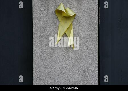 Vor dem Haus des ehemaligen philippinischen Präsidenten Benigno Aquino III, der im Alter von 61 Jahren in Manila, Philippinen, starb, befindet sich ein gelbes Band. Stockfoto