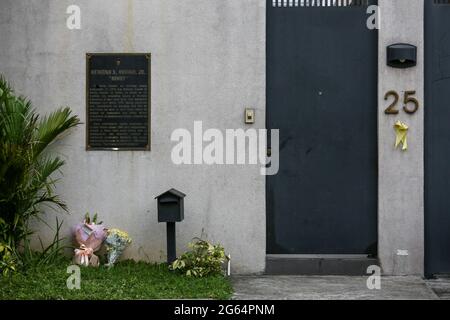 Blumen werden vor dem Haus des ehemaligen philippinischen Präsidenten Benigno Aquino III, der im Alter von 61 Jahren in Manila, Philippinen, starb, aufgestellt. Stockfoto