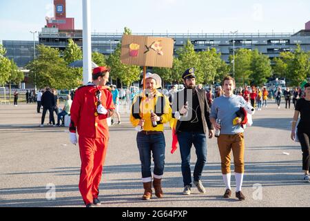 Belgische Fans als Village People halten ein Schild: Pommes ist besser als Pizza. Zum Euro 2020 Spiel Italien gegen Belgien reisen die Fans der beiden Mannschaften am 2. Juli 2021 zur Allianz Arena in München an. Der Sieger wird sich für das Halbfinale qualifizieren. * Belgische Fans als Dorfmenschen haben ein Schild: Pommes sind besser als Pizza. Fans vor dem Euro 2020-Spiel zwischen Italien und Belgien in der Allianz Alrena in München am 2. Juli 2021. (Foto: Alexander Pohl/Sipa USA) Quelle: SIPA USA/Alamy Live News Stockfoto