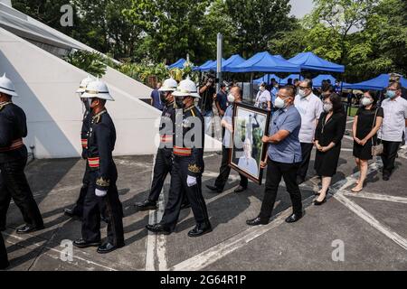 Militärangehöriger tragen ein Porträt des ehemaligen philippinischen Präsidenten Benigno Aquino III. Vor seiner Beerdigung in der Kirche von Gesu, Ateneo de Manila University, Quezon City, Philippinen. Stockfoto