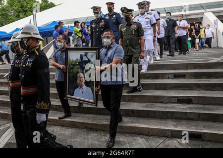 Militärpersonal trägt ein Porträt des ehemaligen philippinischen Präsidenten Benigno Aquino III vor seiner Beerdigung in der Kirche von Gesu, der Universität von Ateneo de Manila, Quezon City, Philippinen am Samstag. 26. Juni 2021. Aquino, der Sohn von Pro-Demokratie-Ikonen, der den Diktator Ferdinand Marcos gestürzt und mit China schwierige Beziehungen hatte, starb am Donnerstag, sagte ein Cousin und Beamte. Er war 61 Jahre alt. (AP Photo/Basilio Sepe) Stockfoto