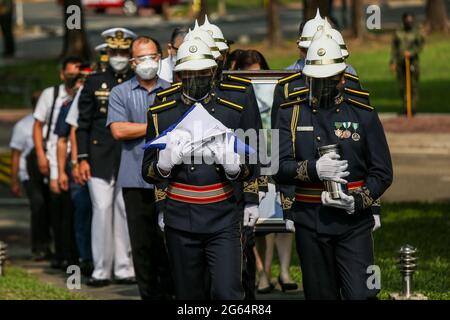 Militärische Ehrenbeamte tragen die Urne des ehemaligen philippinischen Präsidenten Benigno Aquino III. In der Kirche von Gesu, der Universität von Ateneo de Manila, Quezon City, Philippinen. Stockfoto