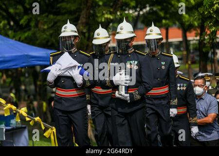 Militärische Ehrenbeamte tragen die Urne des ehemaligen philippinischen Präsidenten Benigno Aquino III. In der Kirche von Gesu, der Universität von Ateneo de Manila, Quezon City, Philippinen. Stockfoto