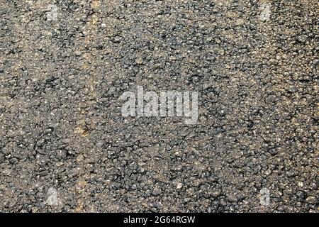 Asphaltierte Straßenstruktur. Blick von oben. Dunkelgrauer Hintergrund. Stockfoto