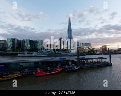 London, Greater London, England - 26 2021. Juni: Themse mit dem Shard-Wolkenkratzer. Boote liegen auf einem Steg im Vordergrund. Stockfoto