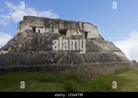 Eine Person geht entlang der Rückseite des "El Castillo." Stockfoto