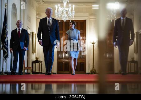 Washington, Usa. Juli 2021. Dem US-Präsidenten Joe Biden folgt Alejandro Mayorkas (L), Sekretär des Departements für innere Sicherheit, Und Tracy Renaud (R), kommissarischer Direktor der US-amerikanischen Staatsbürgerschaft- und Einwanderungsdienste (USCIS), als sie am Freitag, dem 2. Juli, zu einer Einbürgerungszeremonie im East Room des Weißen Hauses in Washington, DC, USA, eintreffen, 2021. Die Zeremonie soll die Bürger in den Vereinigten Staaten vor dem Unabhängigkeitstag willkommen heißen. Foto von Samuel Corum/UPI Credit: UPI/Alamy Live News Stockfoto