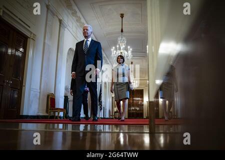 Washington, Usa. Juli 2021. Dem US-Präsidenten Joe Biden folgt Alejandro Mayorkas (L), Sekretär des Departements für innere Sicherheit, Und Tracy Renaud (R), kommissarischer Direktor der US-amerikanischen Staatsbürgerschaft- und Einwanderungsdienste (USCIS), als sie am Freitag, dem 2. Juli, zu einer Einbürgerungszeremonie im East Room des Weißen Hauses in Washington, DC, USA, eintreffen, 2021. Die Zeremonie soll die Bürger in den Vereinigten Staaten vor dem Unabhängigkeitstag willkommen heißen. Foto von Samuel Corum/UPI Credit: UPI/Alamy Live News Stockfoto