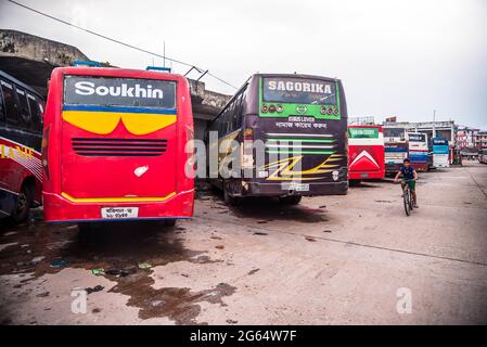 Barishal, Bangladesch. Juli 2021. Blick auf die Busse, die am Barishal Central Bus Stand, einem der belebtesten Bushaltestellen in der südlichen Region in Bangladesch, anstehen, inmitten einer einwöchigen landesweiten Sperre in Bangladesch, um die Ausbreitung von Covid-19 zu verlangsamen. (Foto: Mustasinur Rahman Alvi/Pacific Press) Quelle: Pacific Press Media Production Corp./Alamy Live News Stockfoto