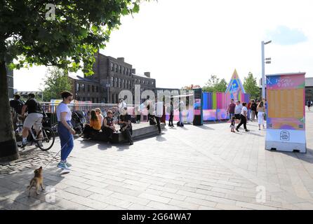 Everyman Summer Love, das kostenlose Open-Air-Filmfestival, auf den Stufen des Granary Square am Kings Cross im Norden von London, Großbritannien Stockfoto