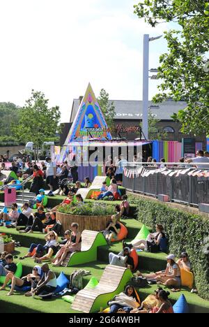 Everyman Summer Love, das kostenlose Open-Air-Filmfestival, auf den Stufen des Granary Square am Kings Cross im Norden von London, Großbritannien Stockfoto