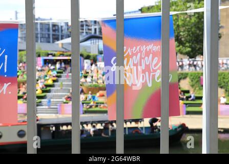 Everyman Summer Love, das kostenlose Open-Air-Filmfestival, auf den Stufen des Granary Square am Kings Cross im Norden von London, Großbritannien Stockfoto