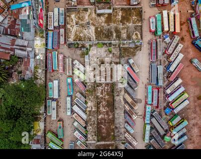 Barishal, Bangladesch. Juli 2021. (ANMERKUNG DER REDAKTION: Bild aufgenommen von einer Drohne) eine Luftaufnahme der Busse, die am Barishal Central Bus Stand, einem der belebtesten Bushaltestellen in der südlichen Region in Bangladesch, anstehen, inmitten einer einwöchigen landesweiten Sperre in Bangladesch, um die Ausbreitung von Covid-19 zu verlangsamen. (Foto: Mustasinur Rahman Alvi/Pacific Press/Sipa USA) Quelle: SIPA USA/Alamy Live News Stockfoto
