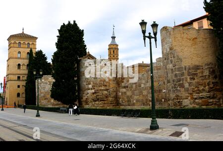 Turmspitzen der Kathedrale-Basilika unserer Lieben Frau von der Säule von hinter der ruinierten alten römischen Mauer gesehen Zaragoza Aragon Spanien Stockfoto