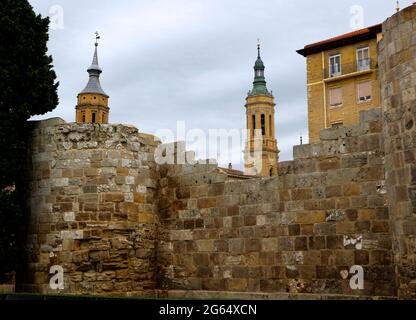 Turmspitzen der Kathedrale-Basilika unserer Lieben Frau von der Säule von hinter der ruinierten alten römischen Mauer gesehen Zaragoza Aragon Spanien Stockfoto