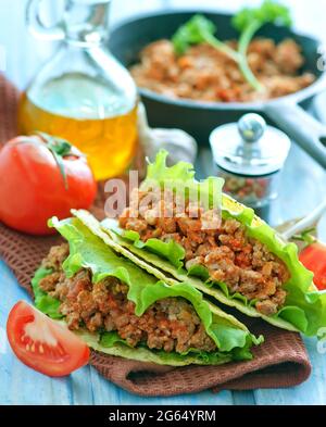 Taco mit Hackfleisch und Tomatensauce Stockfoto
