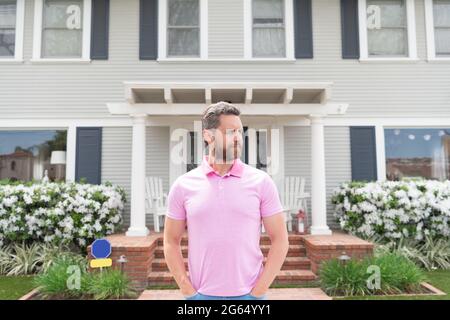 Zum Verkauf. Schöner makler wartet auf Besucher. Mieten Sie neues Haus. Eigentum. Selbstbewussten Mann draußen Stockfoto