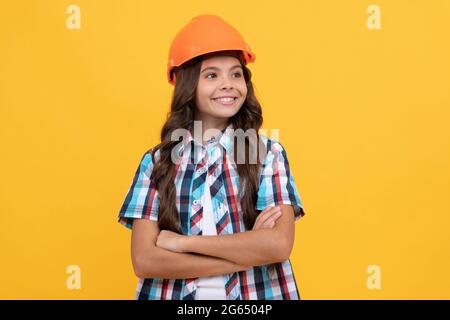 Schutz und Sicherheit. Kindererziehung. Auf der Baustelle. Verbessern Sie Ihre Kindheit. Stockfoto