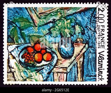 FRANKREICH - UM 1976: Eine in Frankreich gedruckte Briefmarke zeigt Stillleben, Gemälde von Maurice de Vlaminck, um 1976 Stockfoto