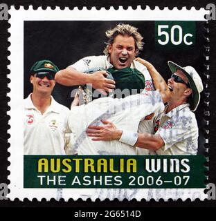 AUSTRALIEN - UM 2007: Eine in Australien gedruckte Marke zeigt den australischen Sieg im Ashes Cricket Match 2006, Players Celebrating, um 2007 Stockfoto
