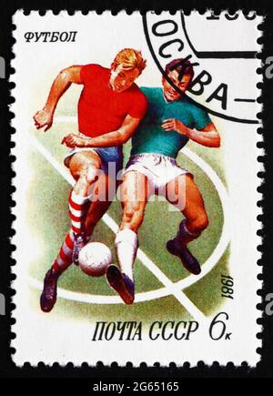 RUSSLAND - UM 1981: Eine in Russland gedruckte Marke zeigt Fußball, um 1981 Stockfoto