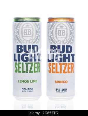 IRIVNE, CAIFORNIA - 2. JULI 2021: Zwei Dosen mit Bud Light Seltzer, Lemon Lime und Mango aromatisierten alkoholischen Getränken. Stockfoto