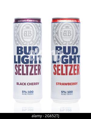 IRIVNE, CAIFORNIA - 2. JULI 2021: Zwei Dosen Bud Light Seltzer, Strawberry und Black Cherry aromatisierten alkoholischen Getränken. Stockfoto