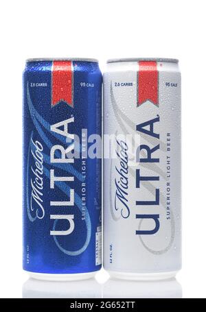 IRIVNE, CAIFORNIA - 2. JULI 2021: Zwei kalte Michelob Ultra Slim Dosen mit Kondensation auf Weiß mit Reflexion. Stockfoto