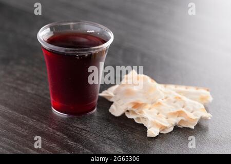 Die heilige Kommunion des christlichen Glaubens von Wein und ungesäuertem Brot Stockfoto