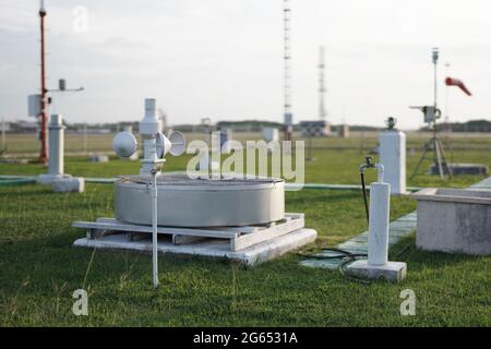 Meteorologische Geräte und Sensoren in einem großen und geräumigen meteorologischen Instrumentenpark platziert. Diese Ausrüstung wird verwendet, um meteorologische und zu erhalten Stockfoto