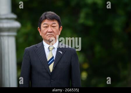 RIGA, LETTLAND. Juli 2021. Toshimitsu Motegi, japanischer Außenminister in der Nähe des Freiheitsdenkmals in Riga. Stockfoto