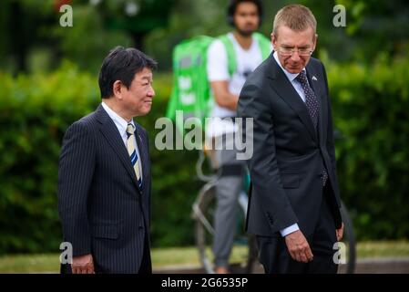 RIGA, LETTLAND. Juli 2021. Toshimitsu Motegi (L), japanischer Außenminister, und Edgars Rinkevics (R), lettischer Außenminister in der Nähe des Freiheitsdenkmals in Riga. Stockfoto