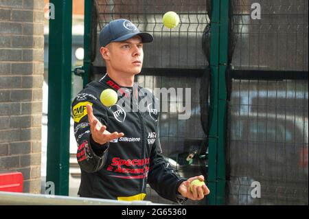 MANCHESTER, GROSSBRITANNIEN. 2. JULI Daniel Gilkes erwärmt sich für das Treffen, indem er während des Spiels der National Development League zwischen Belle Vue Colts und Kent Royals am Freitag, den 2. Juli 2021, im National Speedway Stadium in Manchester jongliert. (Kredit: Ian Charles | MI News) Kredit: MI News & Sport /Alamy Live News Stockfoto