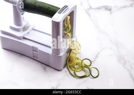 Zucchini Squash wird in Pasta geschnitten wie Wirbel für eine gesunde Alternative zu Pasta Stockfoto