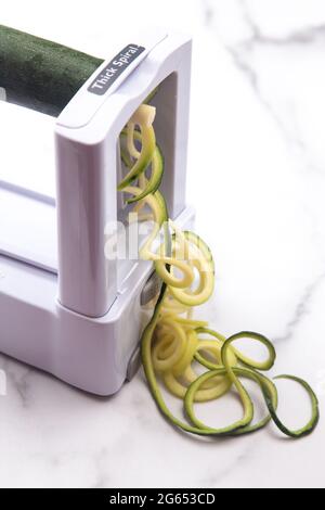 Zucchini Squash wird in Pasta geschnitten wie Wirbel für eine gesunde Alternative zu Pasta Stockfoto