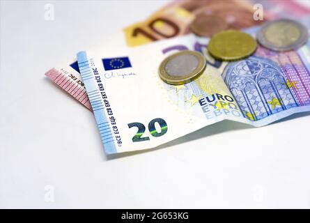 Münzen und Banknoten verschiedener Werte der Europäischen Union. Der Euro ist die europäische Währung. Finanzen, Wirtschaft und Unternehmen. Bargeld und Einsparungen Stockfoto