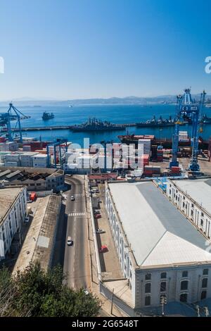 VALPARAISO, CHILE - 29. MÄRZ: Kraniche in einem Hafen von Valparaiso, Chile Stockfoto