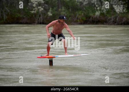 Todd Ril-Surfen (Foil Boarding) während des Flußes im Frühling im Bow River, Canmore, Alberta, Kanada. Stockfoto