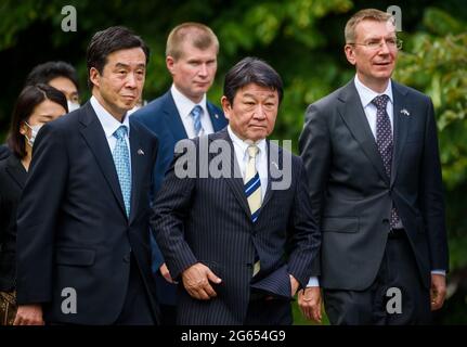 RIGA, LETTLAND. Juli 2021. Toshimitsu Motegi (C), japanischer Außenminister, und Edgars Rinkevics (R), lettischer Außenminister, nehmen an einer gemeinsamen Baumpflanzung Teil. Stockfoto