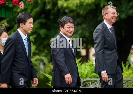 RIGA, LETTLAND. Juli 2021. Toshimitsu Motegi (C), japanischer Außenminister, und Edgars Rinkevics (R), lettischer Außenminister, nehmen an einer gemeinsamen Baumpflanzung Teil. Stockfoto