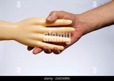 Menschliche Hand schüttelt künstliche Hand Stockfoto