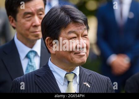 RIGA, LETTLAND. Juli 2021. Toshimitsu Motegi (auf dem Foto), japanischer Außenminister, nimmt an einer gemeinsamen Baumpflanzung Teil. Stockfoto