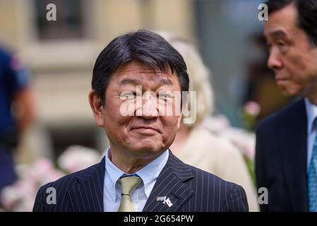 RIGA, LETTLAND. Juli 2021. Toshimitsu Motegi (auf dem Foto), japanischer Außenminister, nimmt an einer gemeinsamen Baumpflanzung Teil. Stockfoto