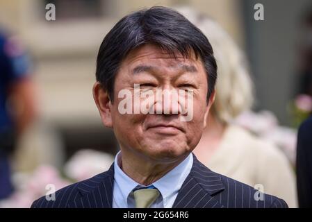 RIGA, LETTLAND. Juli 2021. Toshimitsu Motegi (auf dem Foto), japanischer Außenminister, nimmt an einer gemeinsamen Baumpflanzung Teil. Stockfoto