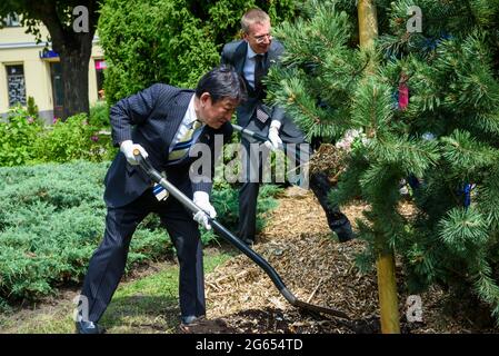 RIGA, LETTLAND. Juli 2021. Toshimitsu Motegi (L), japanischer Außenminister, und Edgars Rinkevics (R), lettischer Außenminister, nehmen an einer gemeinsamen Baumpflanzung Teil. Stockfoto