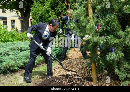 RIGA, LETTLAND. Juli 2021. Toshimitsu Motegi (L), japanischer Außenminister, und Edgars Rinkevics (R), lettischer Außenminister, nehmen an einer gemeinsamen Baumpflanzung Teil. Stockfoto