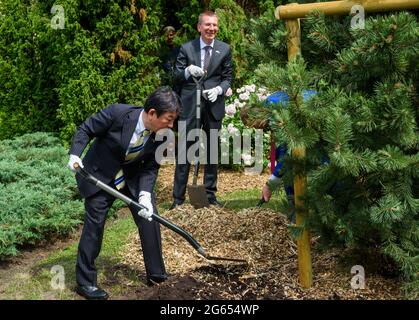 RIGA, LETTLAND. Juli 2021. Toshimitsu Motegi (L), japanischer Außenminister, und Edgars Rinkevics (R), lettischer Außenminister, nehmen an einer gemeinsamen Baumpflanzung Teil. Stockfoto