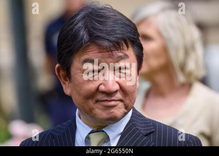 RIGA, LETTLAND. Juli 2021. Toshimitsu Motegi (auf dem Foto), japanischer Außenminister, nimmt an einer gemeinsamen Baumpflanzung Teil. Stockfoto