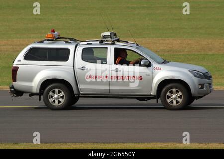 0624 (SH65 YRZ), ein Isuzu D-Max Eiger der Flugplatzbetriebsabteilung des Prestwick Airport, am Prestwick Airport in Ayrshire, Schottland. Stockfoto